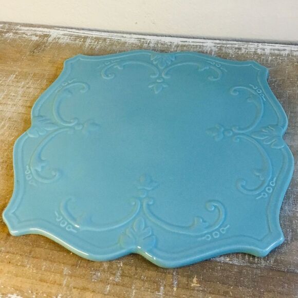 Blue ceramic tray holder centerpiece with classic raised design - Picture 1 of 4
